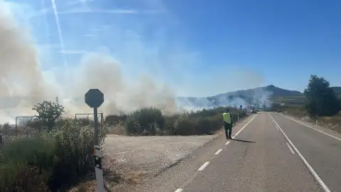 Estabilizado un incendio en Hinojal originado por un camión en la A-66 que ha afectado a varios trenes y que cortaba la autovía Estabilizado un incendio en Hinojal originado por un camión en la A-66 que ha afectado a varios trenes y que cortaba la autovía