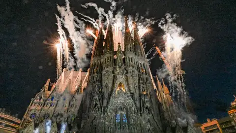 Fuegos artificiales durante la ceremonia de bendición de la Sagrada Familia Fuegos artificiales durante la ceremonia de bendición de la Sagrada Familia