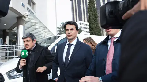 Alberto González Amador sale de declarar a los juzgados de Plaza de Castilla en una imagen de archivo. Alberto González Amador sale de declarar a los juzgados de Plaza de Castilla en una imagen de archivo.