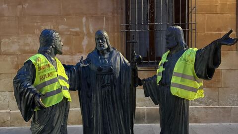 Estatua El Ternari de Elche con chalecos amarillos.