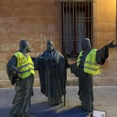 Estatua El Ternari de Elche con chalecos amarillos.