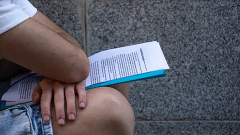 Estudiante repasando los apuntes antes del examen de la PAU 2026. Estudiante repasando los apuntes antes del examen de la PAU 2026.