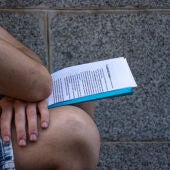 Estudiante repasando los apuntes antes del examen de la PAU 2026.