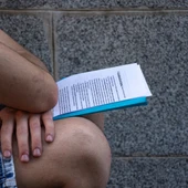 Estudiante repasando los apuntes antes del examen de la PAU 2026. Estudiante repasando los apuntes antes del examen de la PAU 2026.