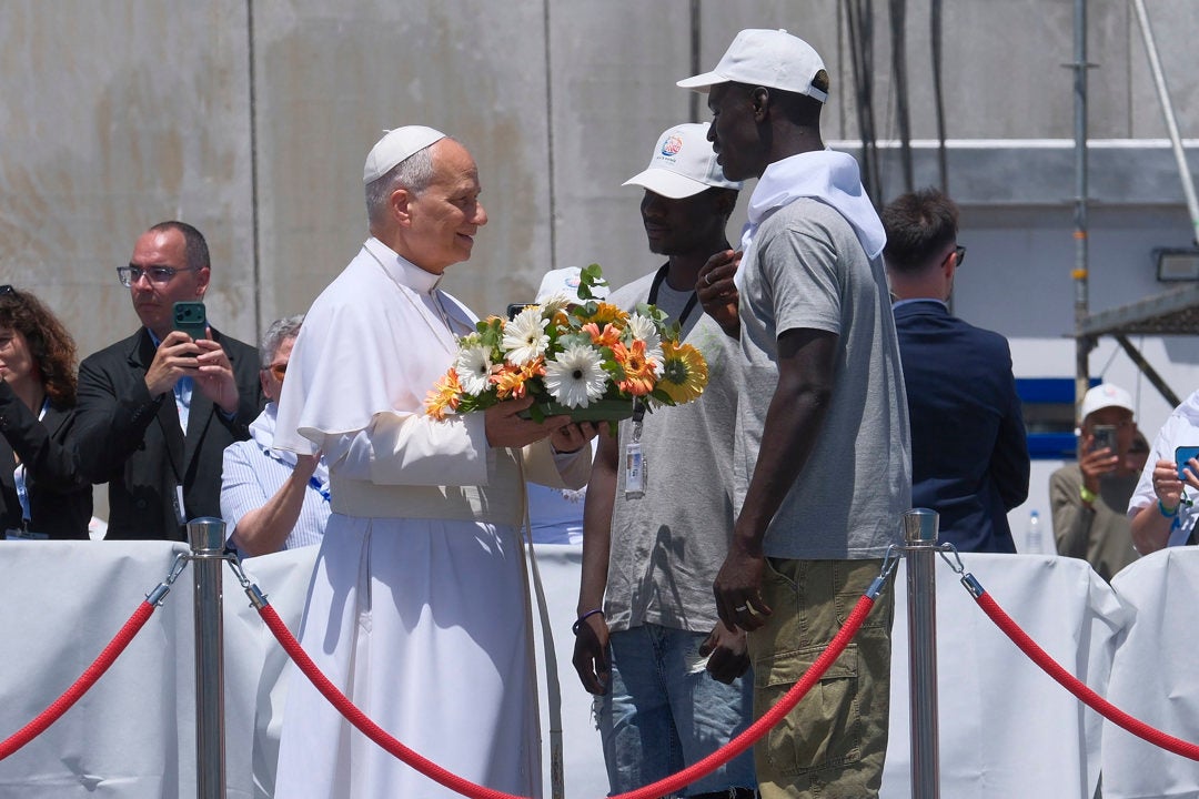 El papa León XIV recibe flores de dos voluntarios en el muelle de Arguineguín, en Gran Canaria El papa León XIV recibe flores de dos voluntarios en el muelle de Arguineguín, en Gran Canaria