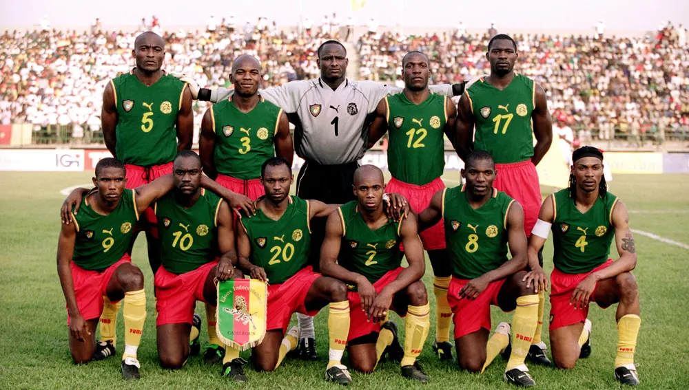 Selección de Camerún con su famosa equipación sin mangas. Selección de Camerún con su famosa equipación sin mangas.
