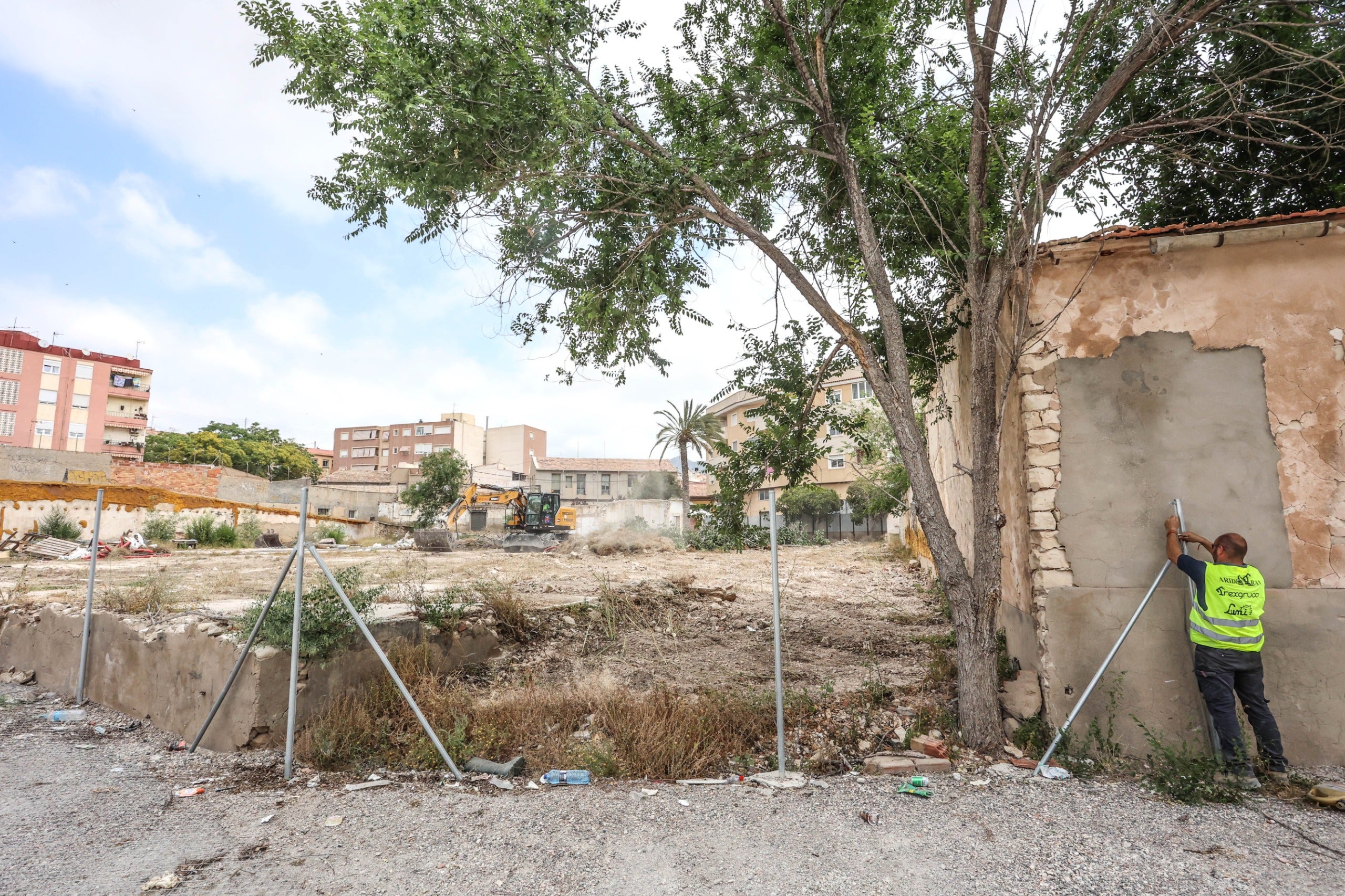 El Ayuntamiento de Elda crea un parking con 160 plazas en la parcela de la antigua fábrica de Emérito Maestre El Ayuntamiento de Elda crea un parking con 160 plazas en la parcela de la antigua fábrica de Emérito Maestre