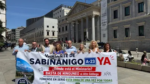 El PP altoaragonés reivindica la variante de Sabiñánigo a las puertas del Congreso de los Diputados El PP altoaragonés reivindica la variante de Sabiñánigo a las puertas del Congreso de los Diputados