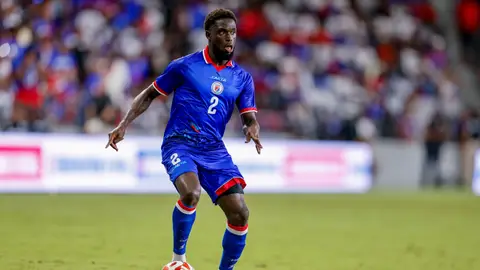 Jugador de la selección de Haití durante un amistoso frente a Perú. Jugador de la selección de Haití durante un amistoso frente a Perú.