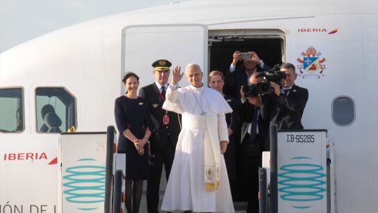El Papa León XIV se despide de Barcelona y pone rumbo a Canarias