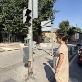 Cristina Galán frente al semáforo en verde con la imagen de la Dulcinea