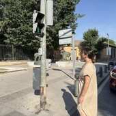 Cristina Galán frente al semáforo en verde con la imagen de la Dulcinea Cristina Galán frente al semáforo en verde con la imagen de la Dulcinea