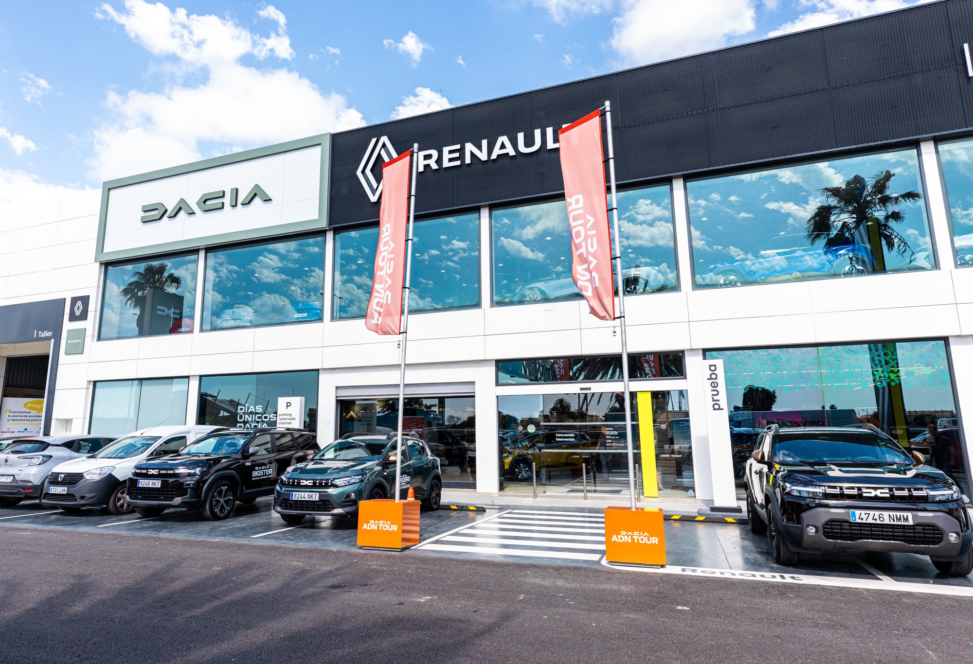 DACIA presenta en GINESTAR PISTA DE SILLA "ADN": el plan estratégico para reforzar su éxito DACIA presenta en GINESTAR PISTA DE SILLA "ADN": el plan estratégico para reforzar su éxito