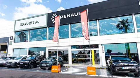 DACIA presenta en GINESTAR PISTA DE SILLA "ADN": el plan estratégico para reforzar su éxito DACIA presenta en GINESTAR PISTA DE SILLA "ADN": el plan estratégico para reforzar su éxito