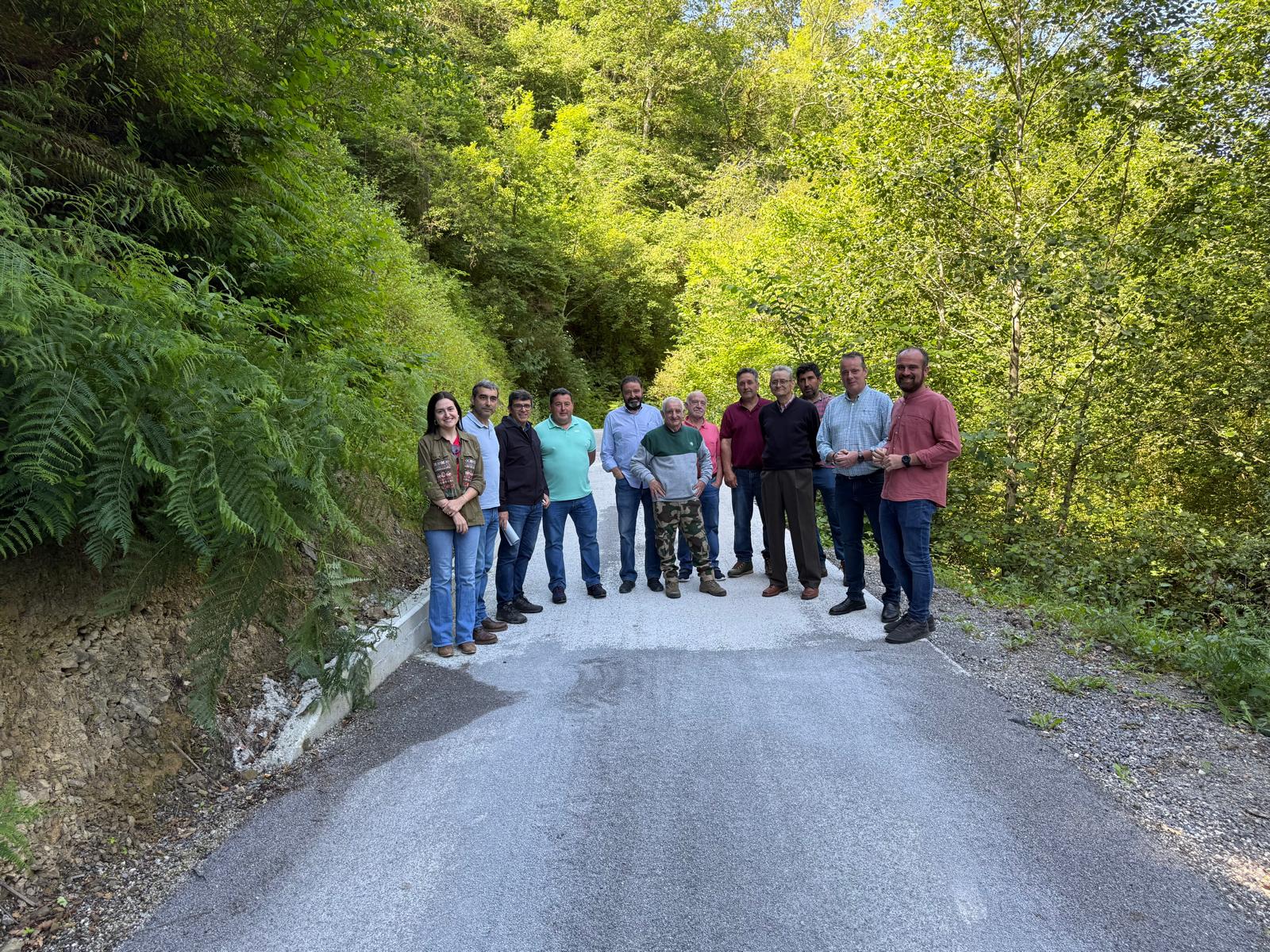 Medio Rural finaliza la reforma de la pista entre Puente Miera y La Muriosa, en Piloña, en la que se han invertido casi 300.000 euros Medio Rural finaliza la reforma de la pista entre Puente Miera y La Muriosa, en Piloña, en la que se han invertido casi 300.000 euros
