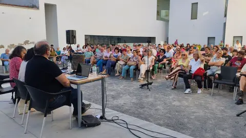 Unidas por Extremadura y el científico Antonio Turiel cuestionan en Miajadas el modelo de las plantas de biogás en Extremadura Unidas por Extremadura y el científico Antonio Turiel cuestionan en Miajadas el modelo de las plantas de biogás en Extremadura