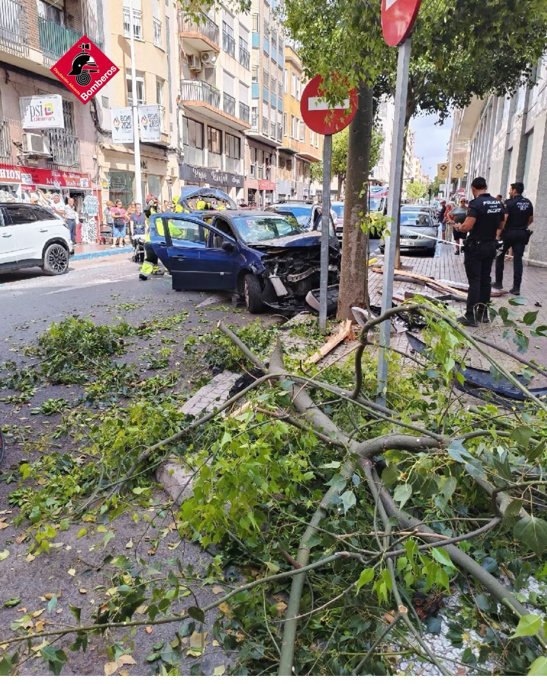 Los bomberos rescatan de un coche en Elche a dos personas tras emprotarse contra un árbol y caerles encima una rama del mismo Los bomberos rescatan de un coche en Elche a dos personas tras emprotarse contra un árbol y caerles encima una rama del mismo