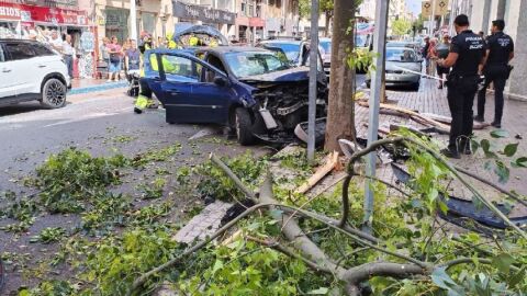Veh&iacute;culo accidentado en la calle Jorge Juan de Elche.