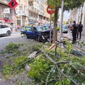 Vehículo accidentado en la calle Jorge Juan de Elche.