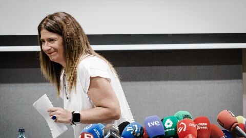 La exmilitante socialista Leire D&iacute;ez sale de una rueda de prensa, en el Hotel Novotel, a 4 de junio de 2025, en Madrid (Espa&ntilde;a)