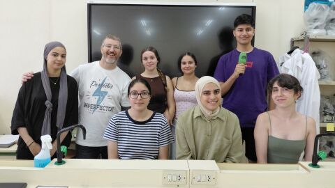 Los alumnos que han participado en el proyecto junto a Manu Gon Los alumnos que han participado en el proyecto junto a Manu Gon
