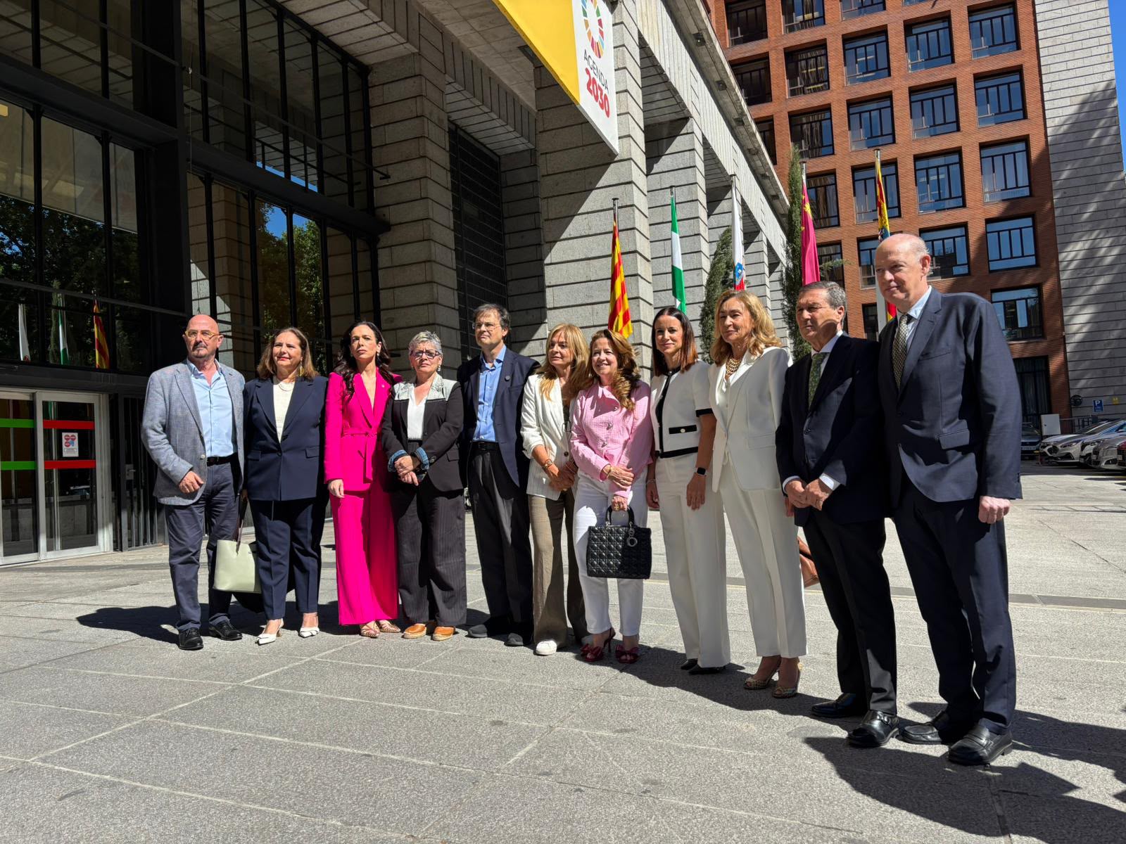 Todas las comunidades autónomas se unen frente la ministra de Sanidad que avanza en solitario en un Estatuto Marco sin apoyos Todas las comunidades autónomas se unen frente la ministra de Sanidad que avanza en solitario en un Estatuto Marco sin apoyos