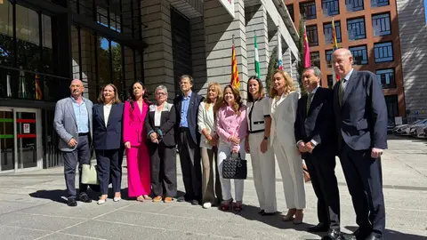 Todas las comunidades autónomas se unen frente la ministra de Sanidad que avanza en solitario en un Estatuto Marco sin apoyos Todas las comunidades autónomas se unen frente la ministra de Sanidad que avanza en solitario en un Estatuto Marco sin apoyos