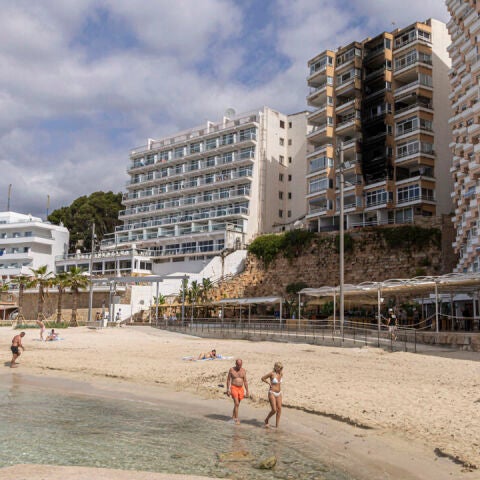 Vista del edificio incendiado este jueves en Magaluf. 