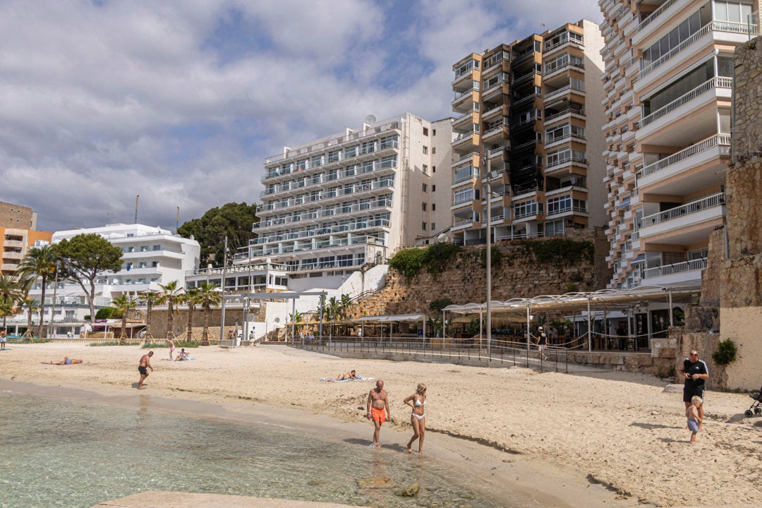 Vista del edificio incendiado este jueves en Magaluf. Vista del edificio incendiado este jueves en Magaluf.
