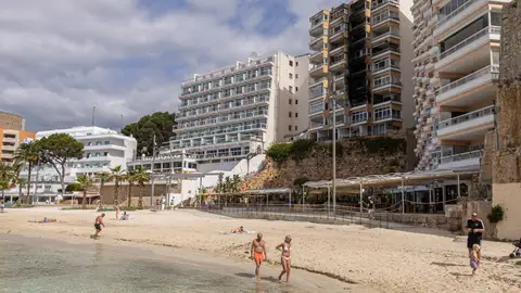 Vista del edificio incendiado este jueves en Magaluf. Vista del edificio incendiado este jueves en Magaluf. / EFE/ Cati Cladera