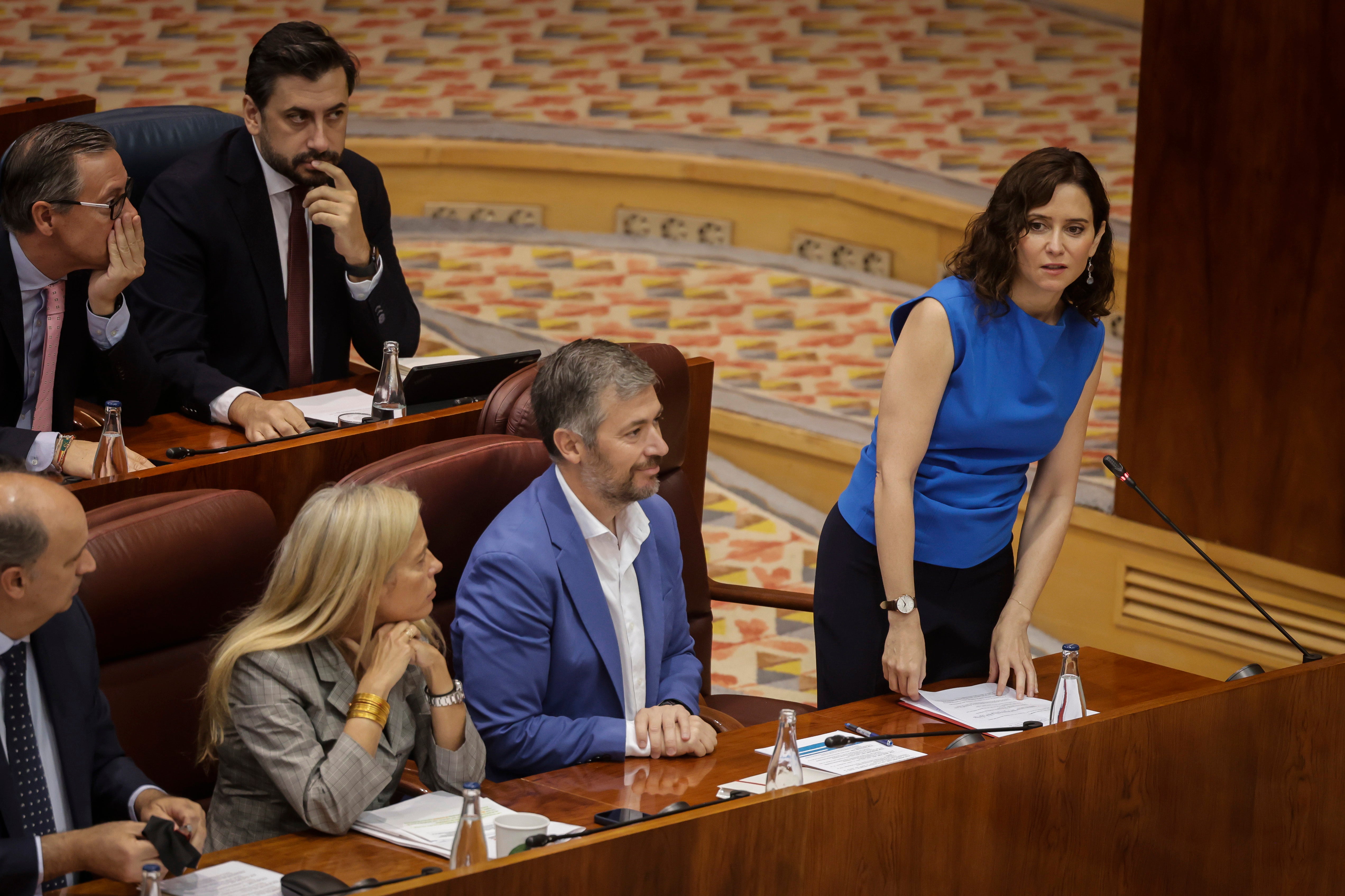 Ayuso defiende las actuaciones de su Gobierno en las aulas y acusa a la izquierda de "retorcer" la polémica Ayuso defiende las actuaciones de su Gobierno en las aulas y acusa a la izquierda de "retorcer" la polémica