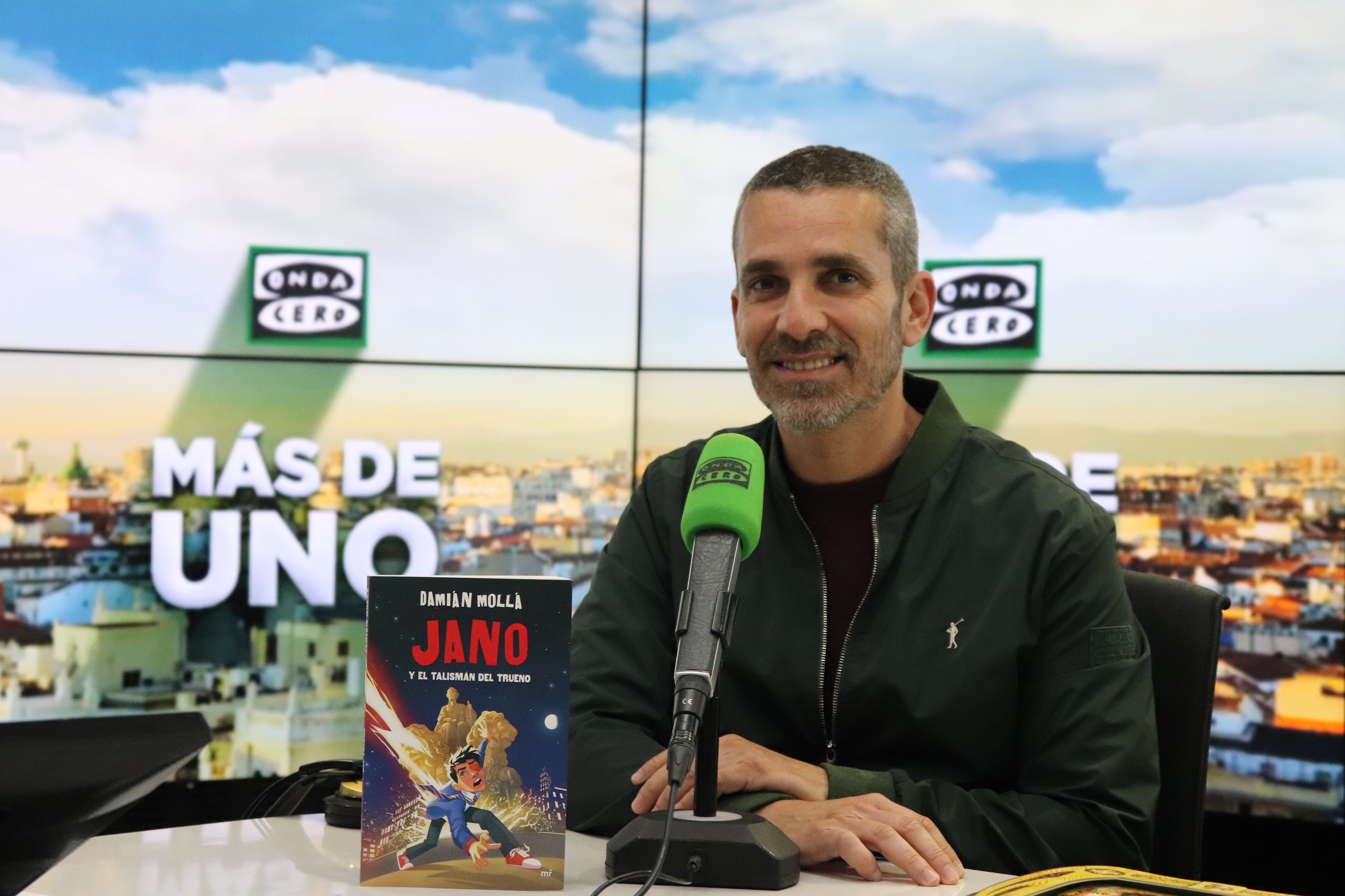 Damián Mollá (Barrancas) publica su primera novela 'Jano y el talismán del trueno': "Es una aventura hecha para que aprendas cosas chulísimas" Damián Mollá (Barrancas) publica su primera novela 'Jano y el talismán del trueno': "Es una aventura hecha para que aprendas cosas chulísimas"
