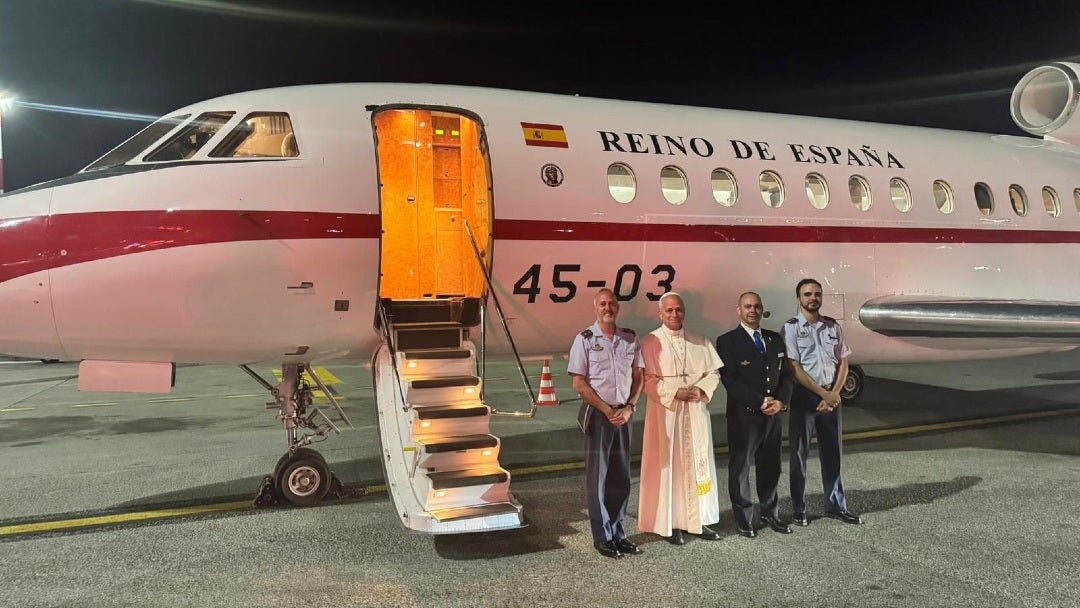 Imagen del Papa León XIV con la tripulación del Falcon que le llevó de vuelta a Roma Imagen del Papa León XIV con la tripulación del Falcon que le llevó de vuelta a Roma