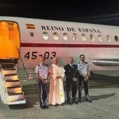 Imagen del Papa León XIV con la tripulación del Falcon que le llevó de vuelta a Roma