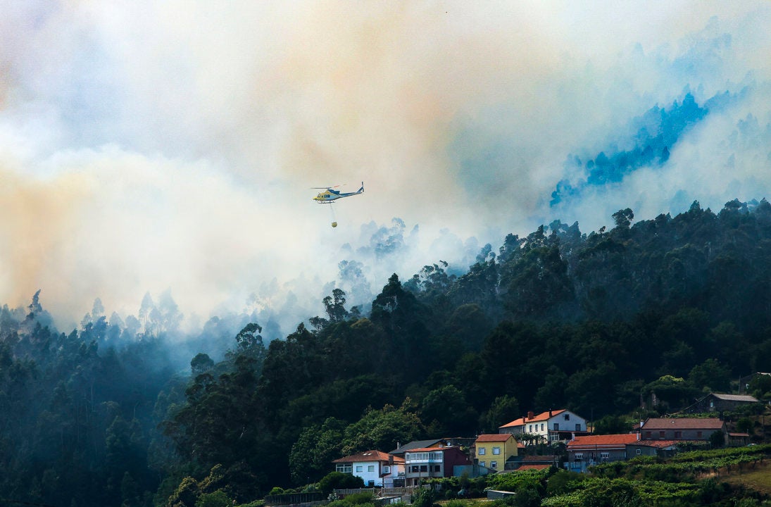 Imagen de este sábado del incendio forestal que afecta a Padrón (A Coruña). Imagen de este sábado del incendio forestal que afecta a Padrón (A Coruña).