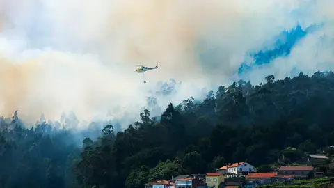 Imagen de este sábado del incendio forestal que afecta a Padrón (A Coruña). Imagen de este sábado del incendio forestal que afecta a Padrón (A Coruña).