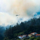 Imagen de este sábado del incendio forestal que afecta a Padrón (A Coruña). 