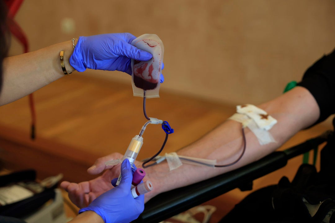Imagen de archivo de una persona donando sangre Imagen de archivo de una persona donando sangre