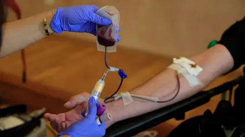 Imagen de archivo de una persona donando sangre Imagen de archivo de una persona donando sangre