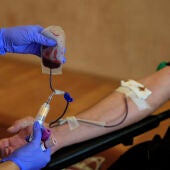 Imagen de archivo de una persona donando sangre
