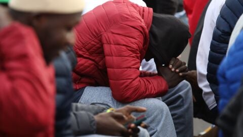 Varias personas asisten al encuentro del Papa Le&oacute;n XIV con migrantes en el Centro Las Ra&iacute;ces, a 12 de junio de 2026, en San Crist&oacute;bal de La Laguna, Santa Cruz de Tenerife, Islas Canarias (Espa&ntilde;a). El Papa Le&oacute;n XIV visita el Centro de Acogida de Emergencia y Derivaci&oacute;n Las Ra&iacute;ces con el objetivo de conocer de primera mano la realidad migratoria de las Islas Canarias y mantener un encuentro directo con los migrantes acogidos. 12 JUNIO 2026;VISITA PAPAL Alejandro J. Rosa/ACFI/Europa Press/Poo...