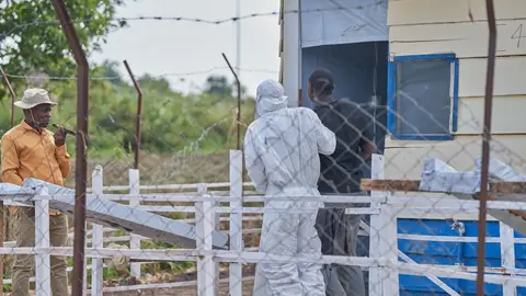 Un hombre sospechoso de estar infectado con el virus del Ébola ingresa en el Hospital Rwampara, de Rwanpara, Ituri, República Democrática del Congo Un hombre sospechoso de estar infectado con el virus del Ébola ingresa en el Hospital Rwampara, de Rwanpara, Ituri, República Democrática del Congo