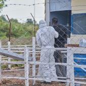 Un hombre sospechoso de estar infectado con el virus del Ébola ingresa en el Hospital Rwampara, de Rwanpara, Ituri, República Democrática del Congo