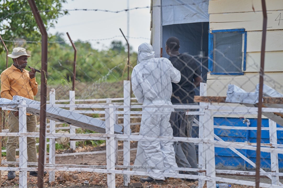 Un hombre sospechoso de estar infectado con el virus del Ébola ingresa en el Hospital Rwampara, de Rwanpara, Ituri, República Democrática del Congo Un hombre sospechoso de estar infectado con el virus del Ébola ingresa en el Hospital Rwampara, de Rwanpara, Ituri, República Democrática del Congo