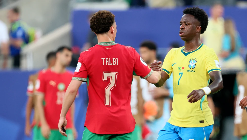 Vinicius y Talbi se saludan al terminar el partido Vinicius y Talbi se saludan al terminar el partido