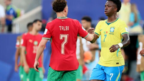 Vinicius y Talbi se saludan al terminar el partido