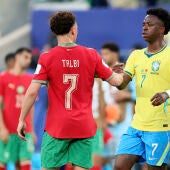 Vinicius y Talbi se saludan al terminar el partido