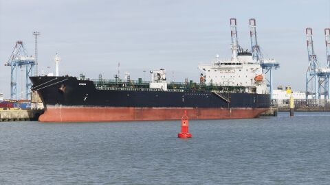Imagen del buque Ethera, uno de los petroleros que figura en la lista de sanciones de la UE y se sospecha que forma parte de la flota clandestina rusa.
