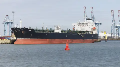 Imagen del buque Ethera, uno de los petroleros que figura en la lista de sanciones de la UE y se sospecha que forma parte de la flota clandestina rusa. Imagen del buque Ethera, uno de los petroleros que figura en la lista de sanciones de la UE y se sospecha que forma parte de la flota clandestina rusa.