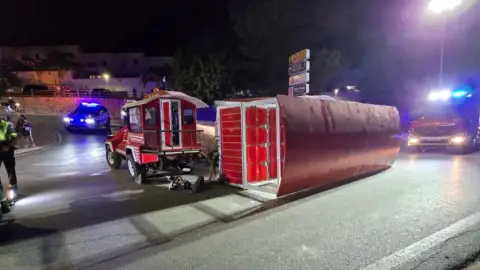 Al menos 18 heridos, entre ellos nueve menores, al volcar un tren turístico en Cártama, Málaga. Al menos 18 heridos, entre ellos nueve menores, al volcar un tren turístico en Cártama, Málaga.